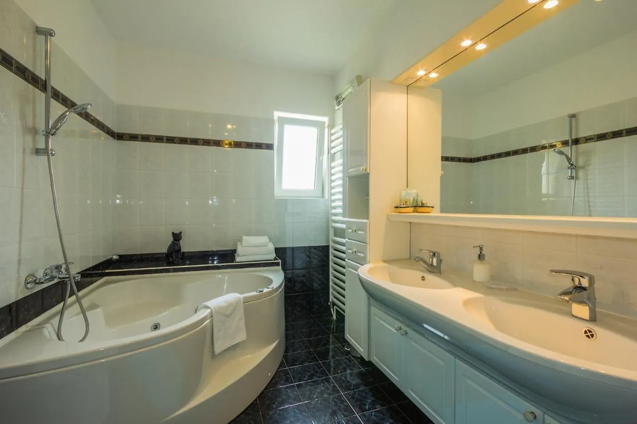 Family Friendly Apartments With A Swimming Pool Opatija - Volosko, Opatija - 15071 克罗地亚